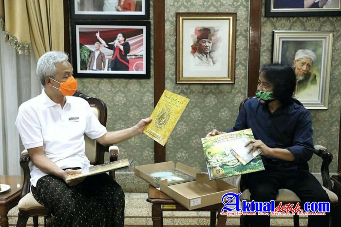 Dewa Budjana Serahkan Lima Piringan Hitam Buat Gubernur Jateng