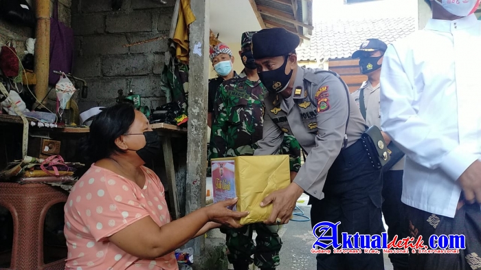 Kepedulian Di Masa PPKM Darurat Polres Gianyar Bagikan Paket Sembako Pada Masyarakat