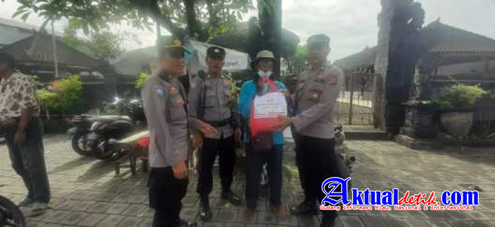 Polsek Densel Salurkan Bantuan Kemanusiaan Untuk Negeri Kepada Masyarakat di Kelurahan Renon