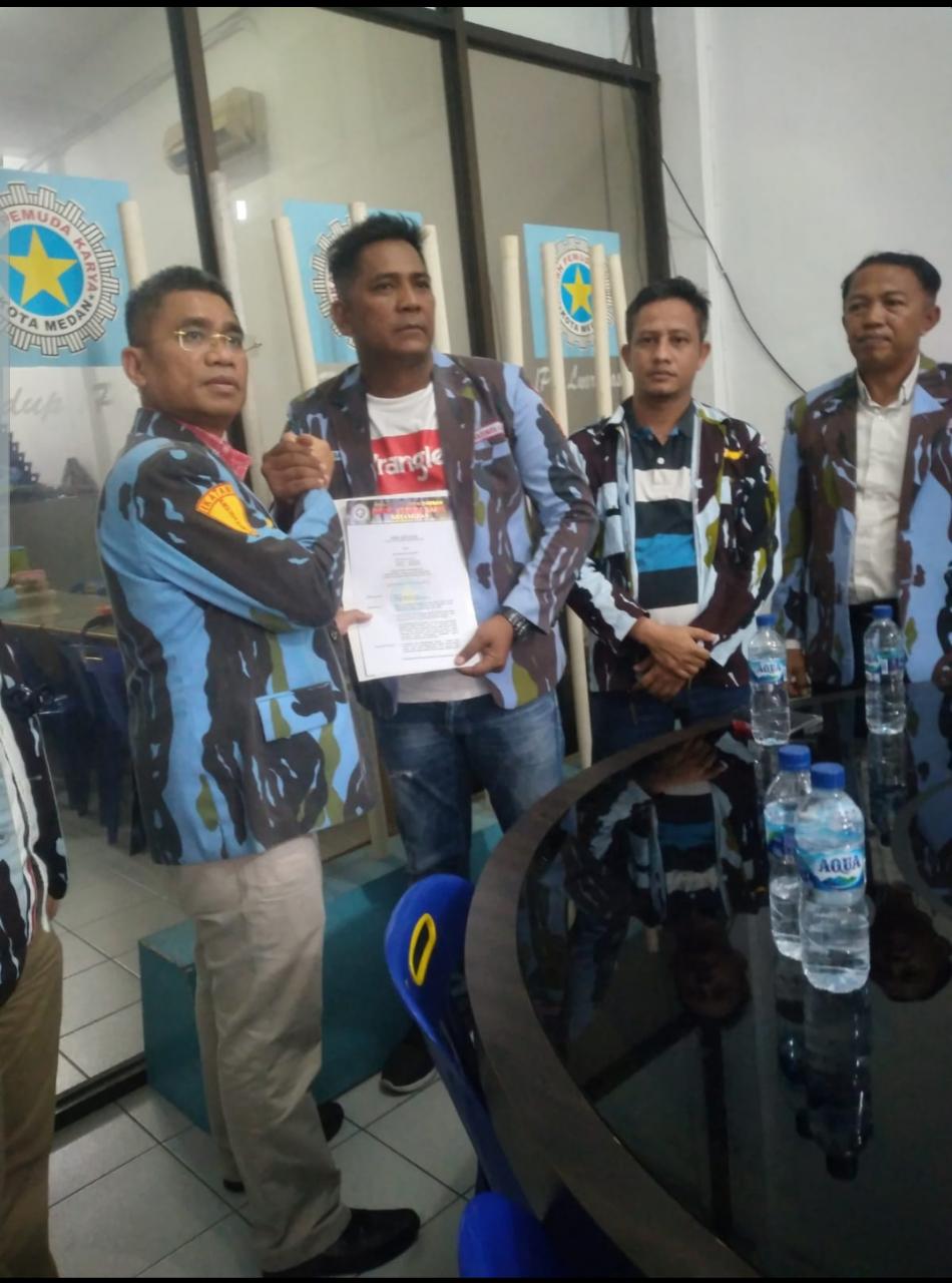 Ketua DPD IPK Medan Beni Sihotang, Berikan SK Mandat Kepada Ketua PAC IPK Marelan Adek Baung.