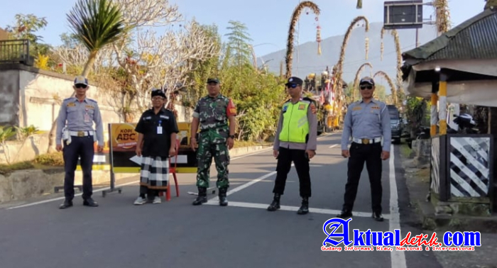 Bersinergi Dengan Inkait, Babinsa Desa Wongaya Gede Amankan Upacara Pujawali Pura Luhur Batukau Tbn
