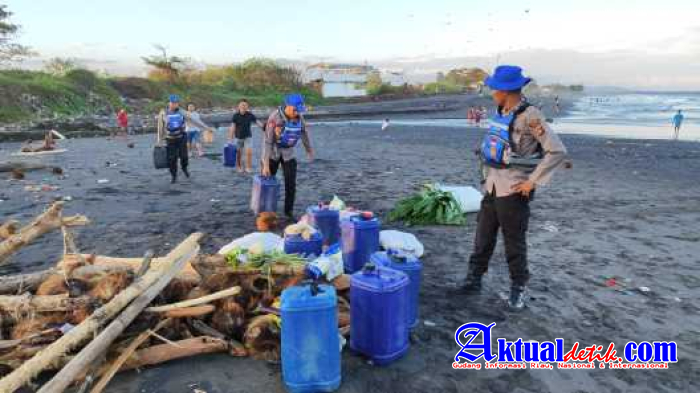 Akibat Angin Kencang dan Gelombang Tinggi Kapal Boat Terbalik di Pantai Keramas