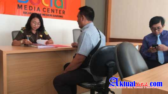 Berkas Dinyatakan Lengkap, Penyidik Polsek Kutsel Limpahkan Tersangka Dan Barang Bukti