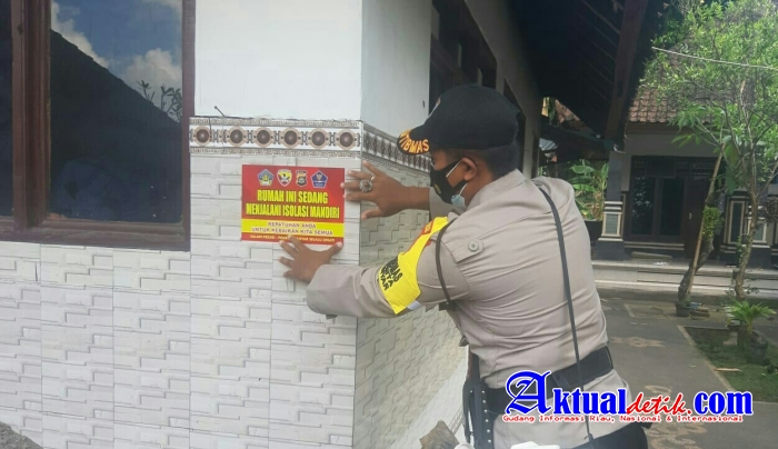 Bhabinkamtibmas Polsek Gianyar Pasang Stiker Isoman Dirumah warga Terpapar Covid-19
