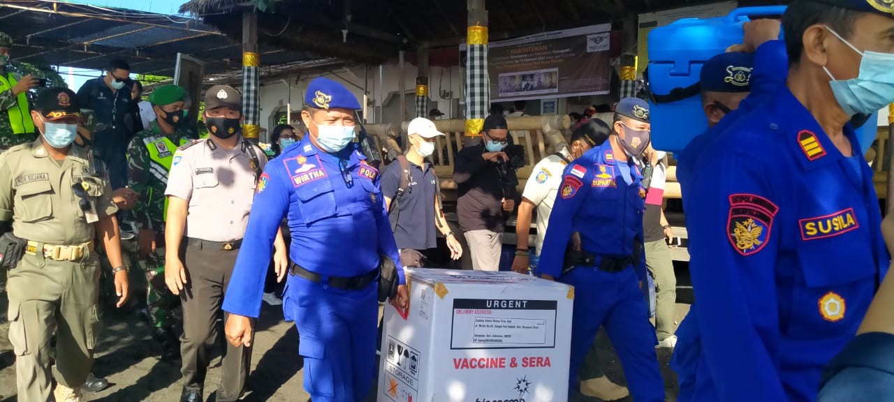 Polres Klungkung Kawal Pengiriman Vaksin Covid-19 ke Nusa Penida