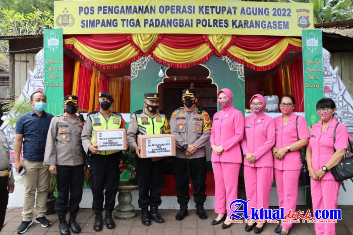 Bersama Ketua Bhayangkari, Kapolres Karangasem Berbagi Hampers Sambut Idul Fitri 1443 H