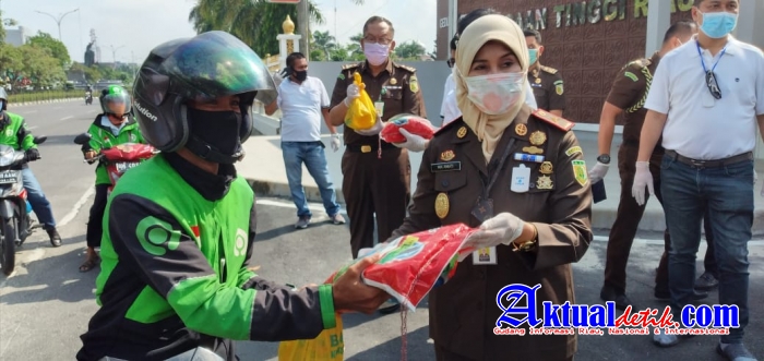 Ditengah Wabah Corona, Kajati Riau Berikan Bantuan Sembako