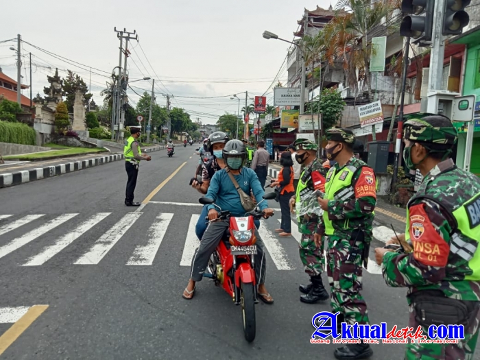 Kodim Klungkung Bagikan Masker Gratis Bagi Warga