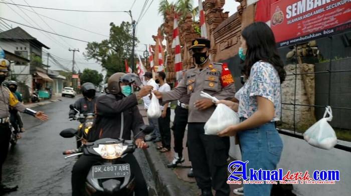 Gandeng Selebgram Bulan Sutena Polsek Ubud Bagikan Paket Sembako Ke Masyarakat Pengguna Jalan