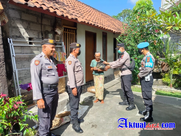 Sasar Masyarakat Desa Lodtunduh, Polsek Ubud Kembali Salurkan Bantuan Paket Sembako