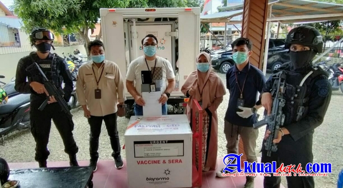 Personil Brimob Gorontalo Kawal Pendistribusian Vaksin Di Instalasi Farmasi Kabupaten Gorut