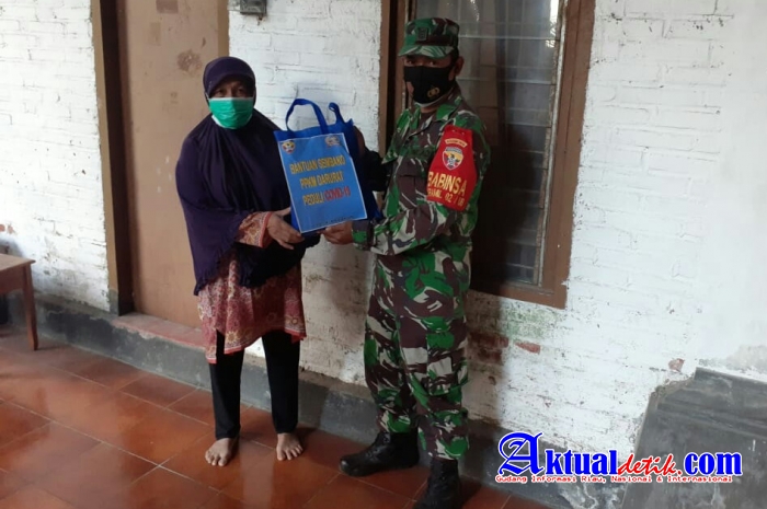 Babinsa Koramil 1616-02/Ubud Gianyar Salurkan Sembako Pada Masyarakat Terdampak Pandemi Covid-19