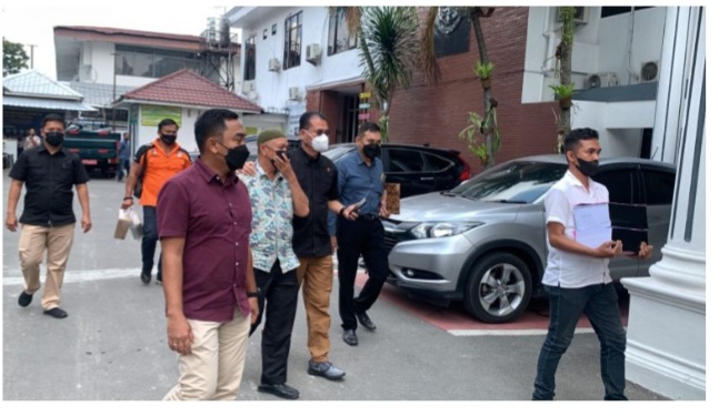 Kasat Reskrim Polrestabes Medan Serahkan Tersangka Korupsi Pengadaan HT ke Kejari Medan