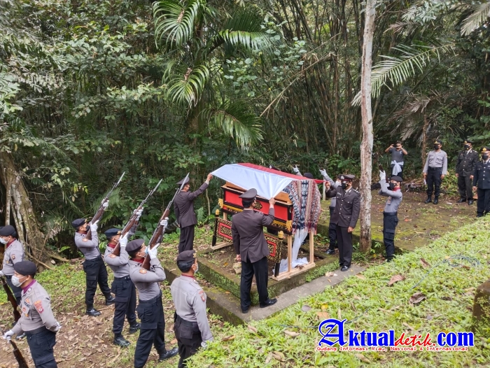 Personil Polsek Bangli Atensi Upacara Pemberangkatan dan Perabuan Alm. Aipda (Purn) I Ketut Durus