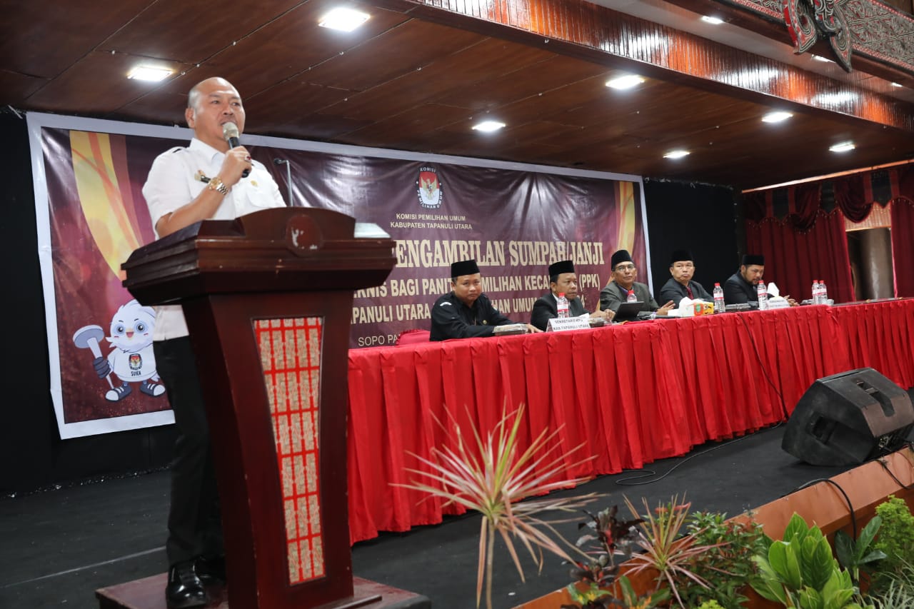 Bupati Taput Hadiri Pelantikan Pengambilan Sumpah Pemilihan Se Kabupaten Taput Pada Pemilu 2024