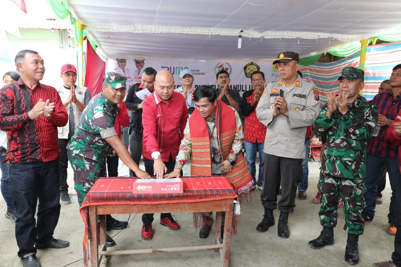 77 Tahun Merasakan Kegelapan, Taput Resmikan Hutatua Terang Benderang masuknya Jaringan Listrik (PLN