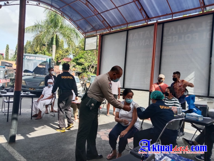 Melalui Bhabinkamtibmas Polres Gianyar Terus Laksanakan Penjemputan Lansia