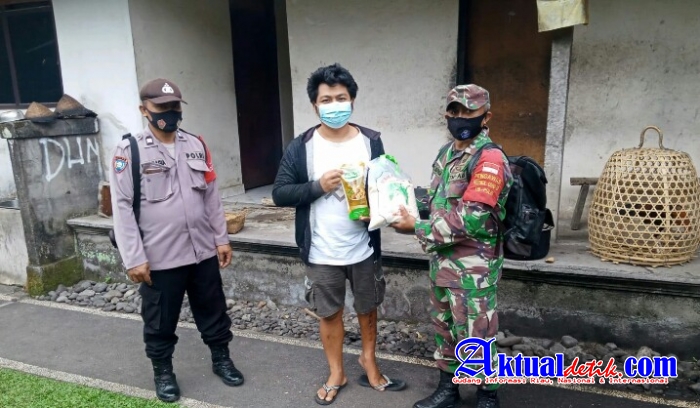 PPKM Selesai atau Tidak, Bhabinkamtibmas Terus Salurkan Sembako Kepada Masyarakat