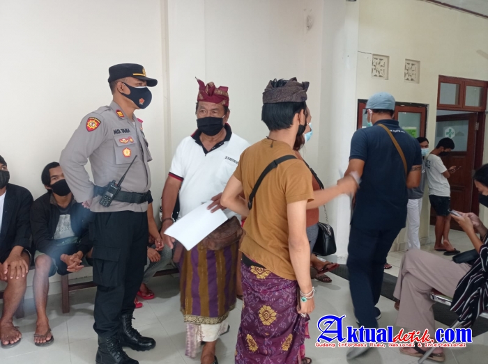 Pastikan Berjalan Lancar dan Aman, Kapolsek Ubud Pantau Giat Percepatan Vaksinasi