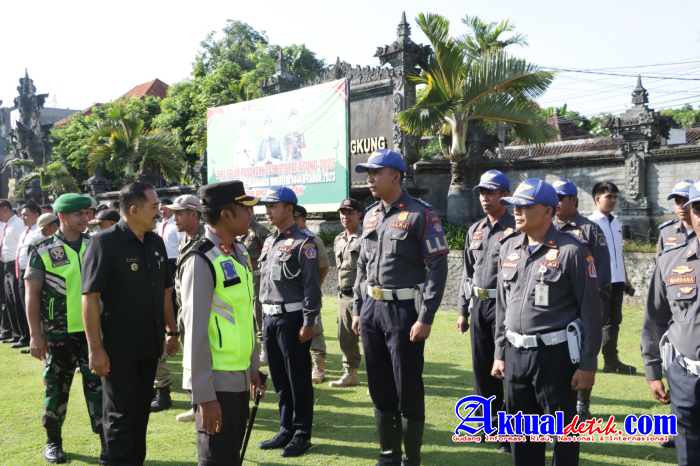 "Mudik Aman dan Berkesan" Kapolres Klungkung Pimpin Apel Gelar Pasukan Ops Ketupat Agung - 2023