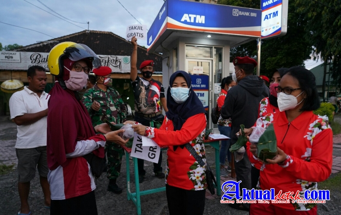 Warga Komando Jajaran Kodam IX/Udayana Berbagi Takjil