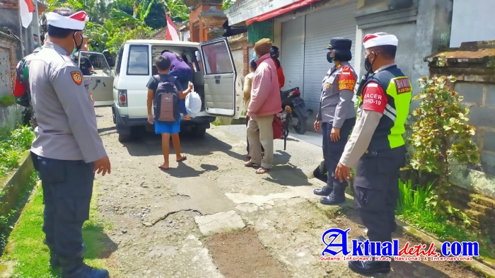 Team Gabungan TNI-POLRI Jemput Warga Masyarakat Yang Terkonfirmasi Covid-19 Untuk di Isoter