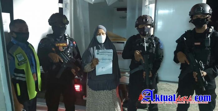 Personil Satbrimob Polda Gorontalo Kawal Ketat Kedatangan 960 Vial Vaksin Sinovac Di Gorontalo