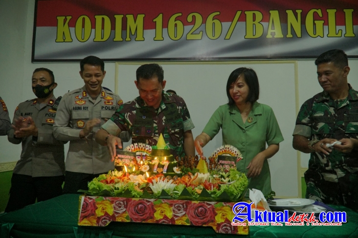 Kapolres Bangli Berikan Nasi Tumpeng Ucapan HUT TNI Ke-77 Kepada Dandim 1626/Bangli