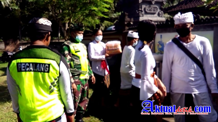 Sinergi Pecalang Dan Babinsa Ingatkan Warga Tetap Patuhi Prokes Persembahyangan Hari Raya Kuningan