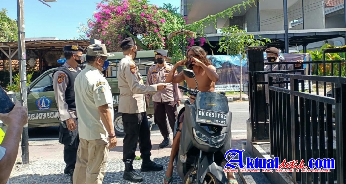 Dirpamobvit Polda Bali Pimpin Penindakan WNA Pelanggar Protokol Kesehatan Tanpa Masker