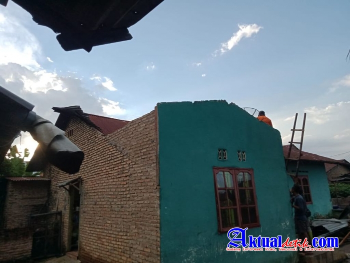 Kompol Selamat Manalu Bantu Warga Terkena Bencana Alam