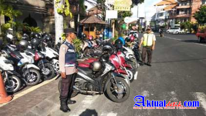 Pastikan Keamanan Kebaktian Minggu, Bhabinkamtibmas Polsek Denpasar Barat Jaga Gereja