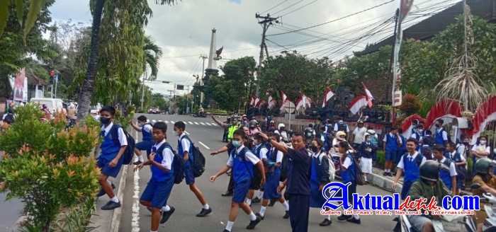 Utamakan Keselamatan Siswa, Sat Lantas Polres Karangasem Lakukan Pengaturan di Depan SMPN 2 Amlapura