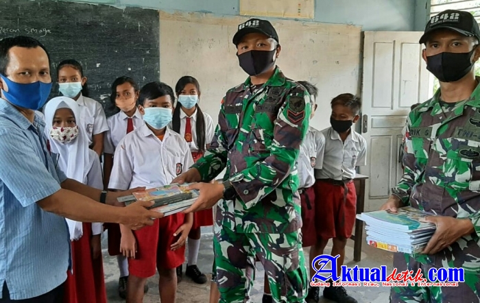 Bagikan Buku dan Alat Tulis, Bentuk Kepedulian Satgas Yonif 642 Terhadap Dunia Pendidikan