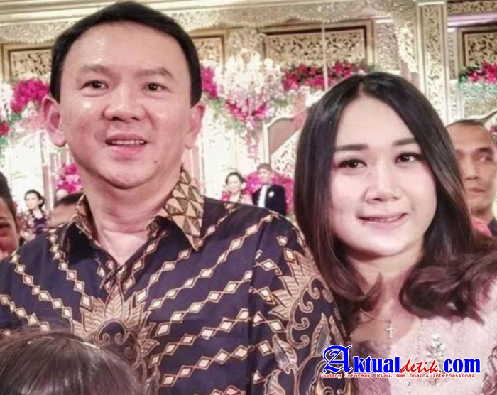 Ahok Dan Puput Hadiri Undangan, Kalung Salib Jadi Perhatian