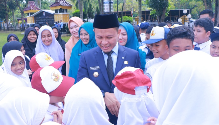 Agung Nugroho Dorong Zero Anak Putus Sekolah, Ribuan Siswa Dapat Seragam Gratis