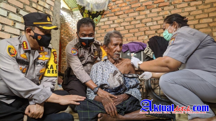 Kapolresta Pekanbaru Blusukan, Warga : Enak Tak Repot, Petugas Vaksin Yang Langsung Datang