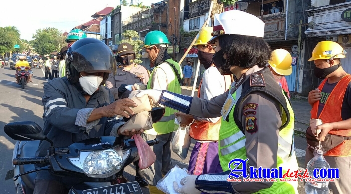 Tingkatkan Imunitas dan Berbagi, Polwan Polres Gianyar Ajak Warga Isoter Senam Bersama