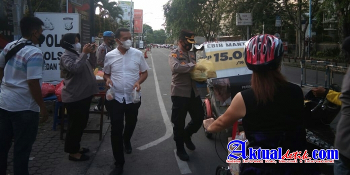 Kapolsek Medan Timur Beserta Jajaran, Bagi Takjil Diseputaran Kawasan Jalan