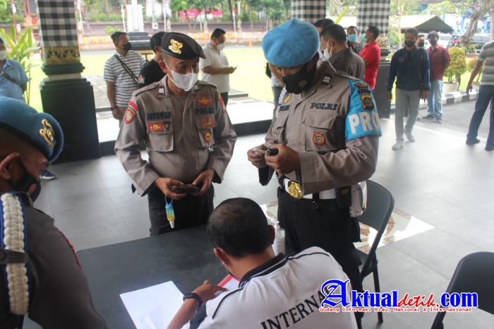 Kabag SDM Polres Gianyar Pimpin Giat Pemeriksaan Senpi Secara Berkala