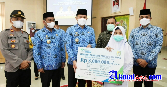 Pemkab Sergai Ikuti Upacara Hardiknas dan Serahkan Beasiswa Pendidikan