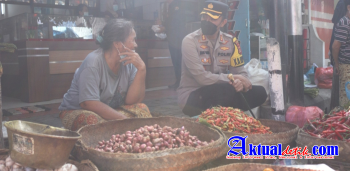 Sapa Pedagang dan Bagikan Masker, Kapolres Buleleng Blusukan di Pasar Anyar