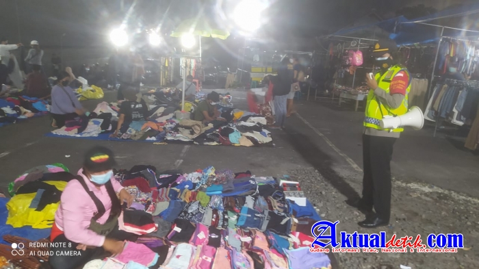 Tak Perduli Waktu, Minggu Malam Personil Ops Aman Nusa Beri Himbauan Prokes di Pasar Sukla