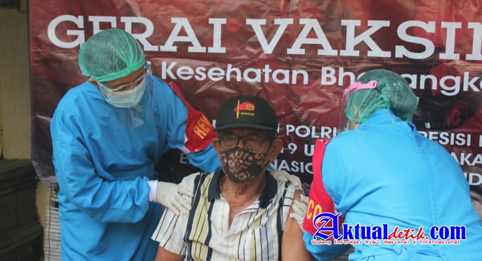 Terapkan Sistem Door To Door, Vaksinator Polres Gianyar Sasar Lansia