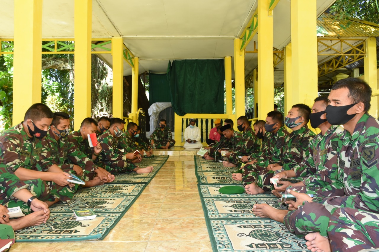 Korem 152/Baabullah Gelar Tradisi Satuan Di Makam Pahlawan Nasional Sultan Baabullah