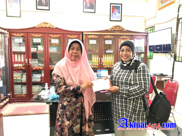 Kepala Sekolah SMPN 37 Pekanbaru, Indrawati, S.Pd, M. Si, Berikan Zakat Kepada Wali Murid