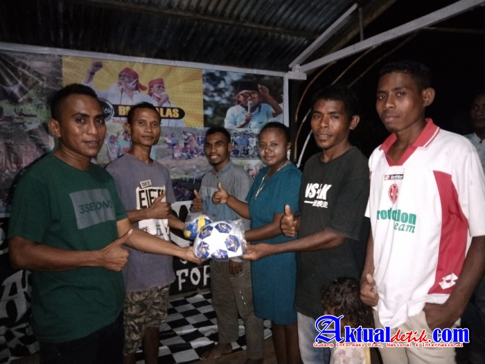 Ketua Dan Sekretaris BMC Serahkan Bantuan Bola Kepada Pemuda Desa di Kecamatan Bula
