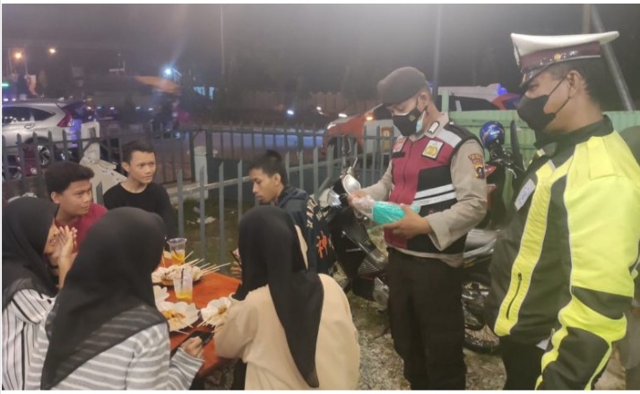 Tetap Antisipasi Penyebaran Covid 19 Polsek Beringin Polresta Deli Serdang Bagikan Masker