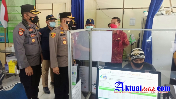 Bupati Karangasem Bersama Kapolres Tinjau Pelaksanaan Vaksinasi Di Pelabuhan Padangbai