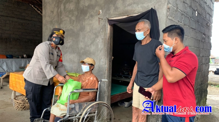Wakapolres Klungkung Bagikan Sembako Ke Warga Lasia Dan Kurang Mampu